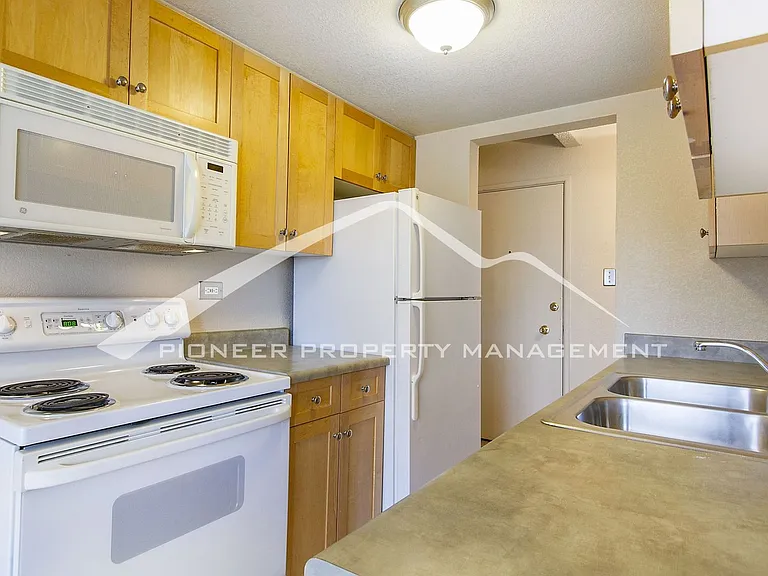 200 N Pearl St #302 — Photo 5