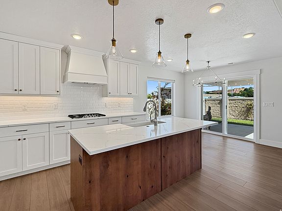 5th image of 620 E Riverside Way