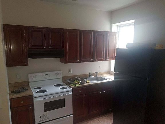 3rd image of 1728 W Diamond St #2B