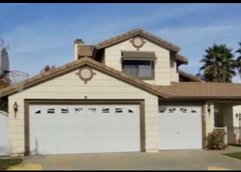 Laurel Ln — Photo 1