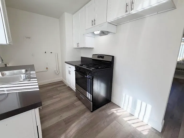 Mavis Plaza Apartments — Photo 37