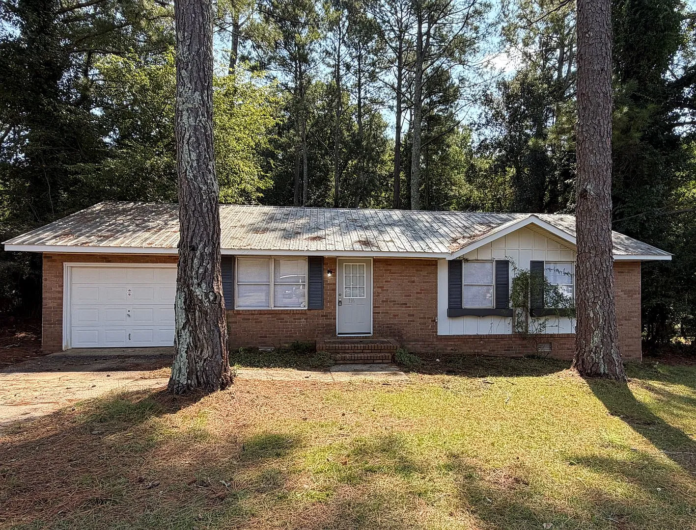 3 Bedroom/1.5 Bath Home on Westside! Available now! — Photo 1