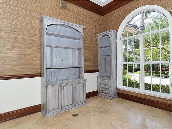 4th image of 611 Tremont St