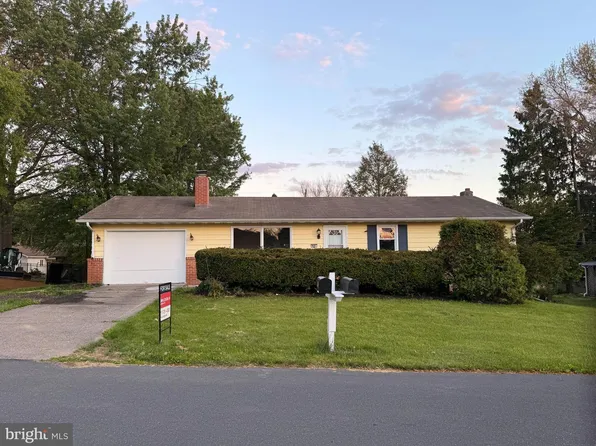 921 Thornton Dr, Mechanicsburg, PA 17055