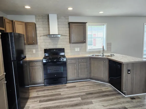 46 Parakeet Hill Dr, Lake Orion, MI