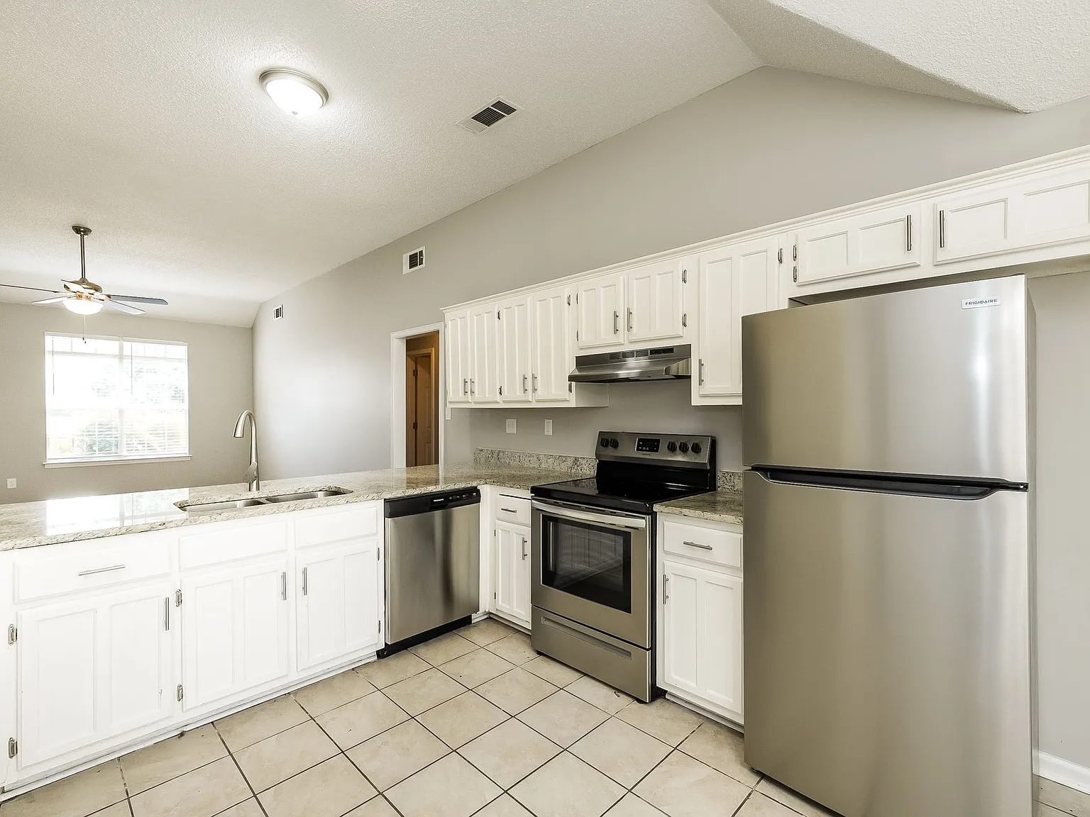 3 bed, 2.0 bath, 1295 sqft, $1,715 — Photo 2