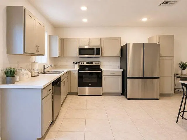 364 NW 8th Ct — Photo 4