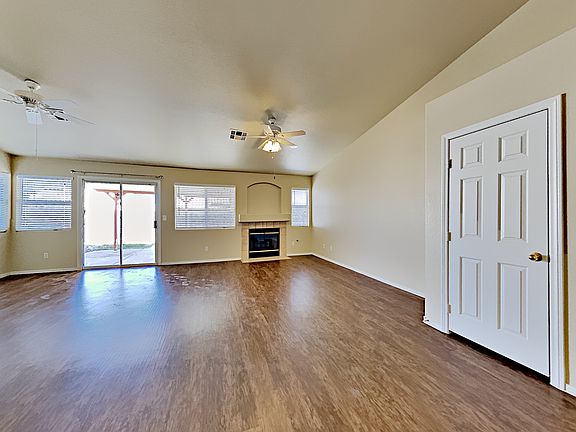 4th image of 918 Blue Arroyo Dr