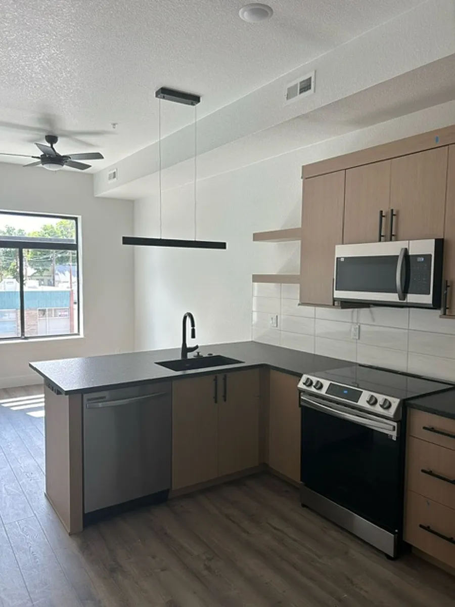 Building Photo - 400 N Garfield Ave #201