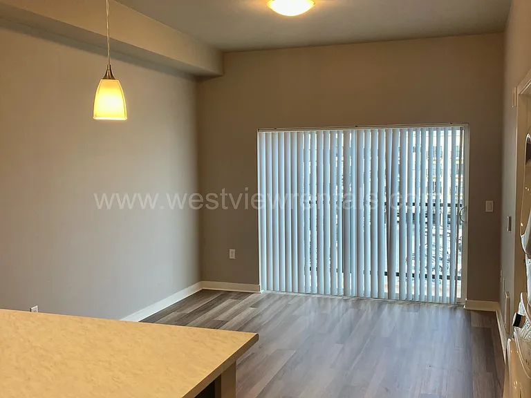 203 E Laurel St — Photo 2