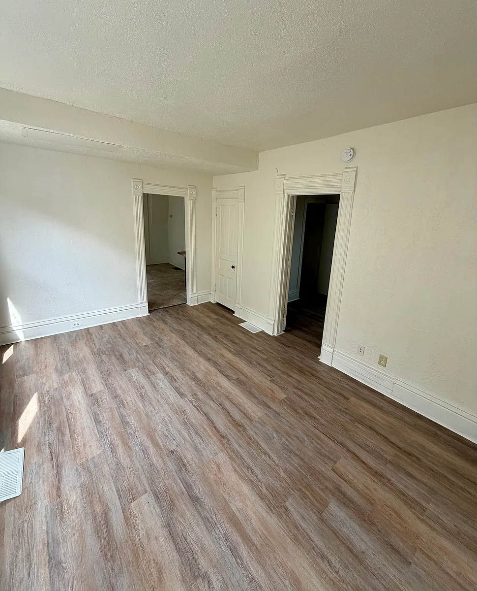 Building Photo - 706 E 4th St #1