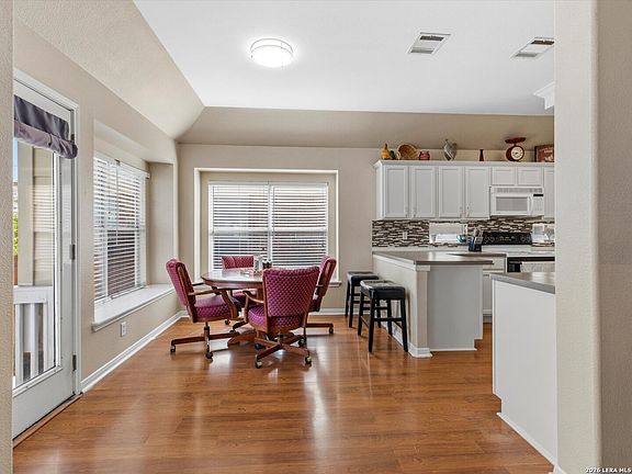 5th image of 560 GINSBERG DR