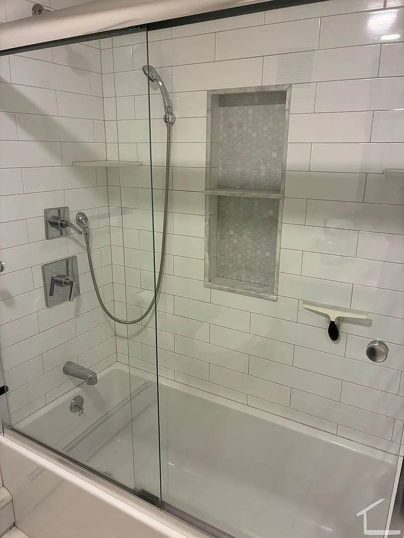 No Fee Suoer nice Condo with Utilities and 2 parking spaces, Laundry and Pool — Photo 3
