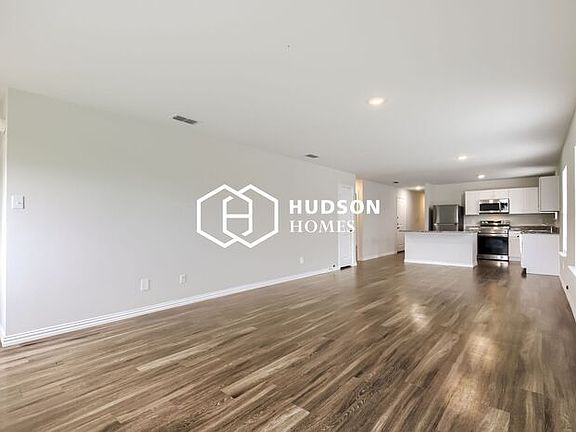 3rd image of 418 Shorty St
