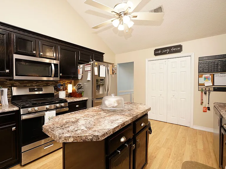 704 Becky Thatcher Ct — Photo 16