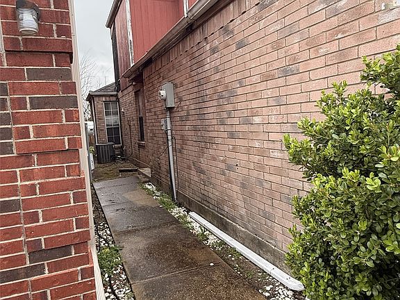 2nd image of 916 Fairbanks Cir