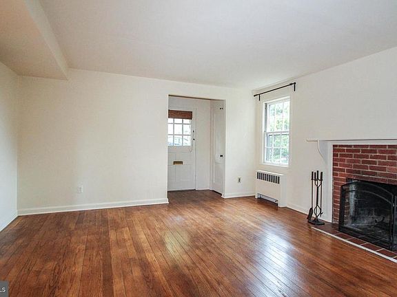 2nd image of 2432 S Culpeper St