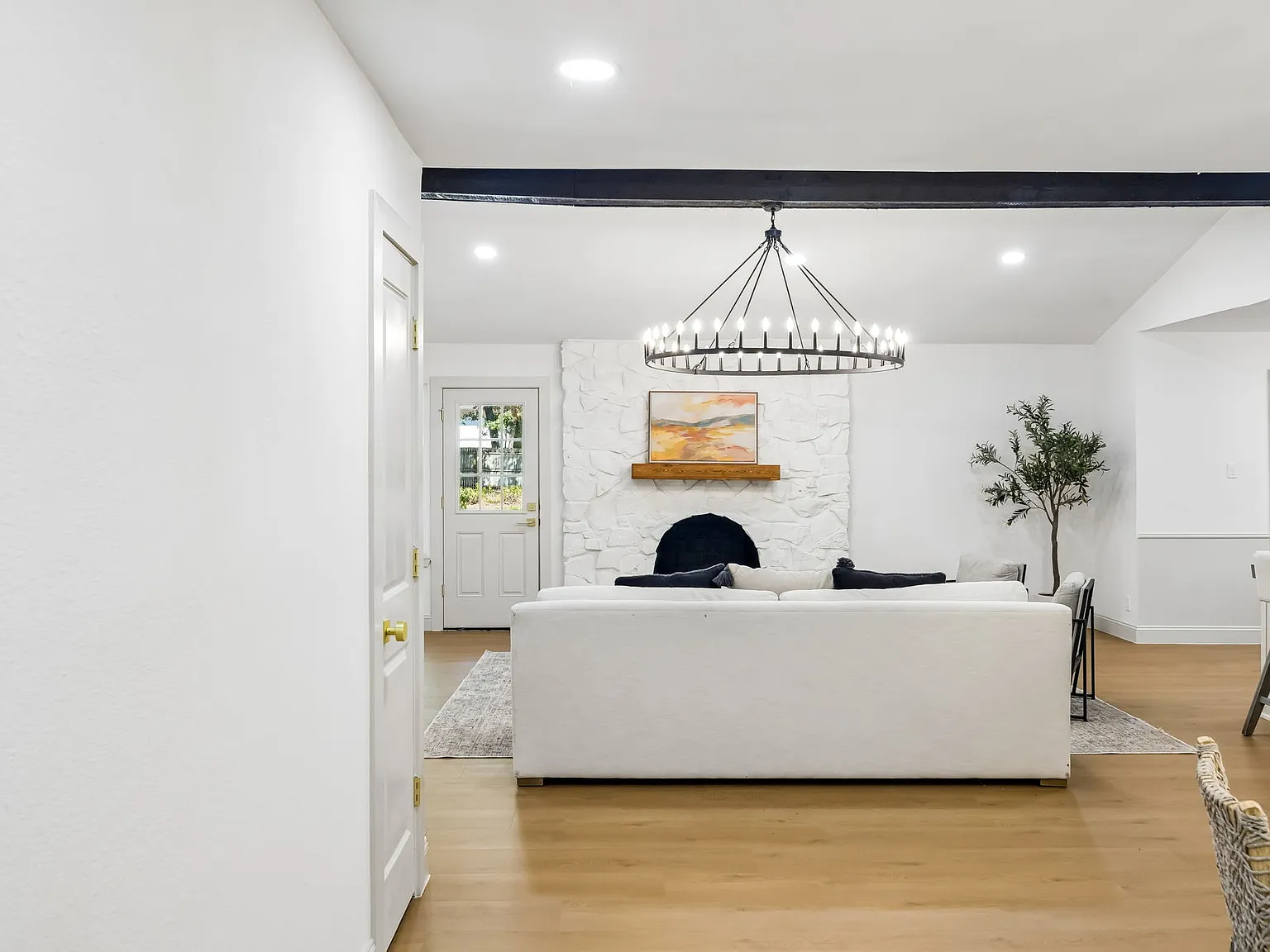 3 bed, 1914 sqft, $6,750 — Photo 3