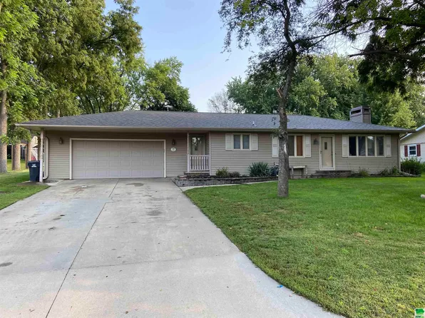 526 6th St SE, Sioux Center, IA 51250