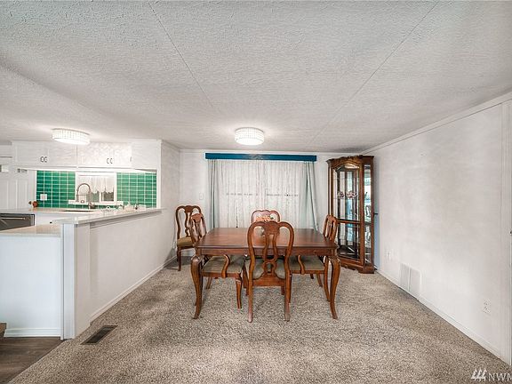 Spacious open and expansive dining. New carpet!