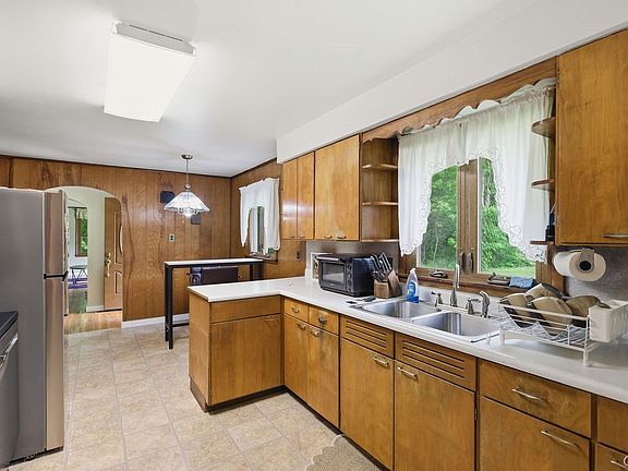 5th image of 21 Brookside Ave