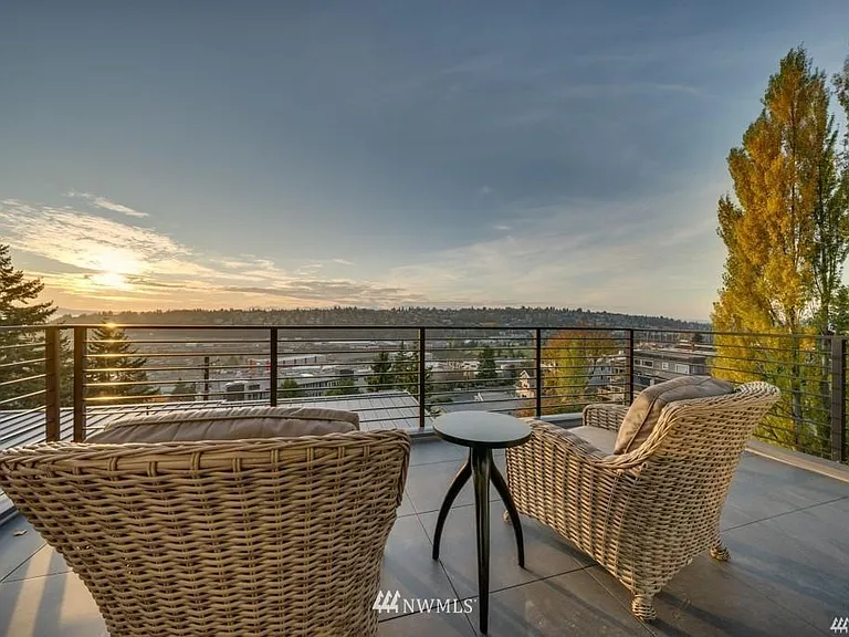Large deck on top floor