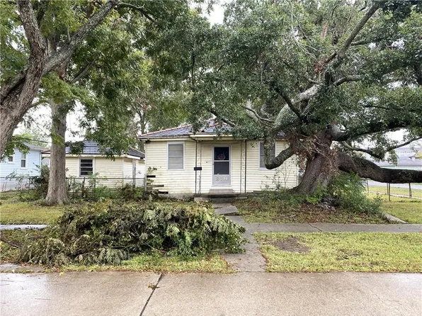 819 Evergreen Dr, Gretna, LA 70053