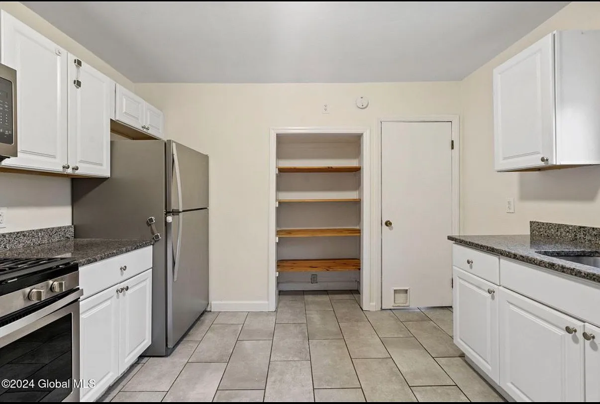 3 bed, 1652 sqft, $2,400 — Photo 2