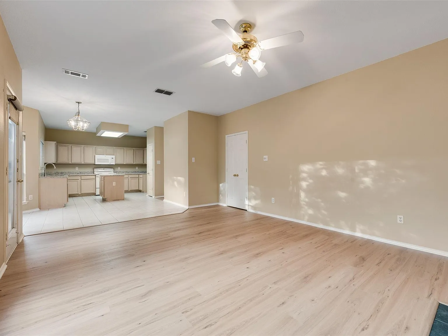 3 bed, 2.5 bath, 1980 sqft, $2,850 — Photo 2