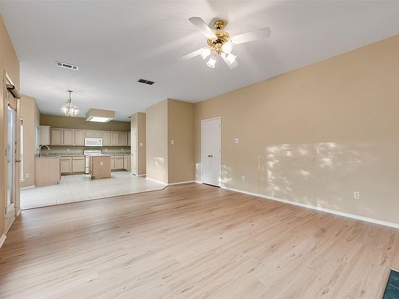 2nd image of 2209 Norwich Pl