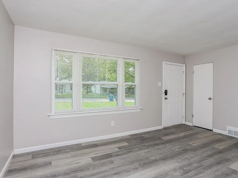 925956_018_living_room_13214315.jpg