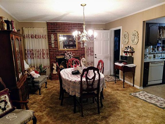 3rd image of 19 Carol Ann Dr