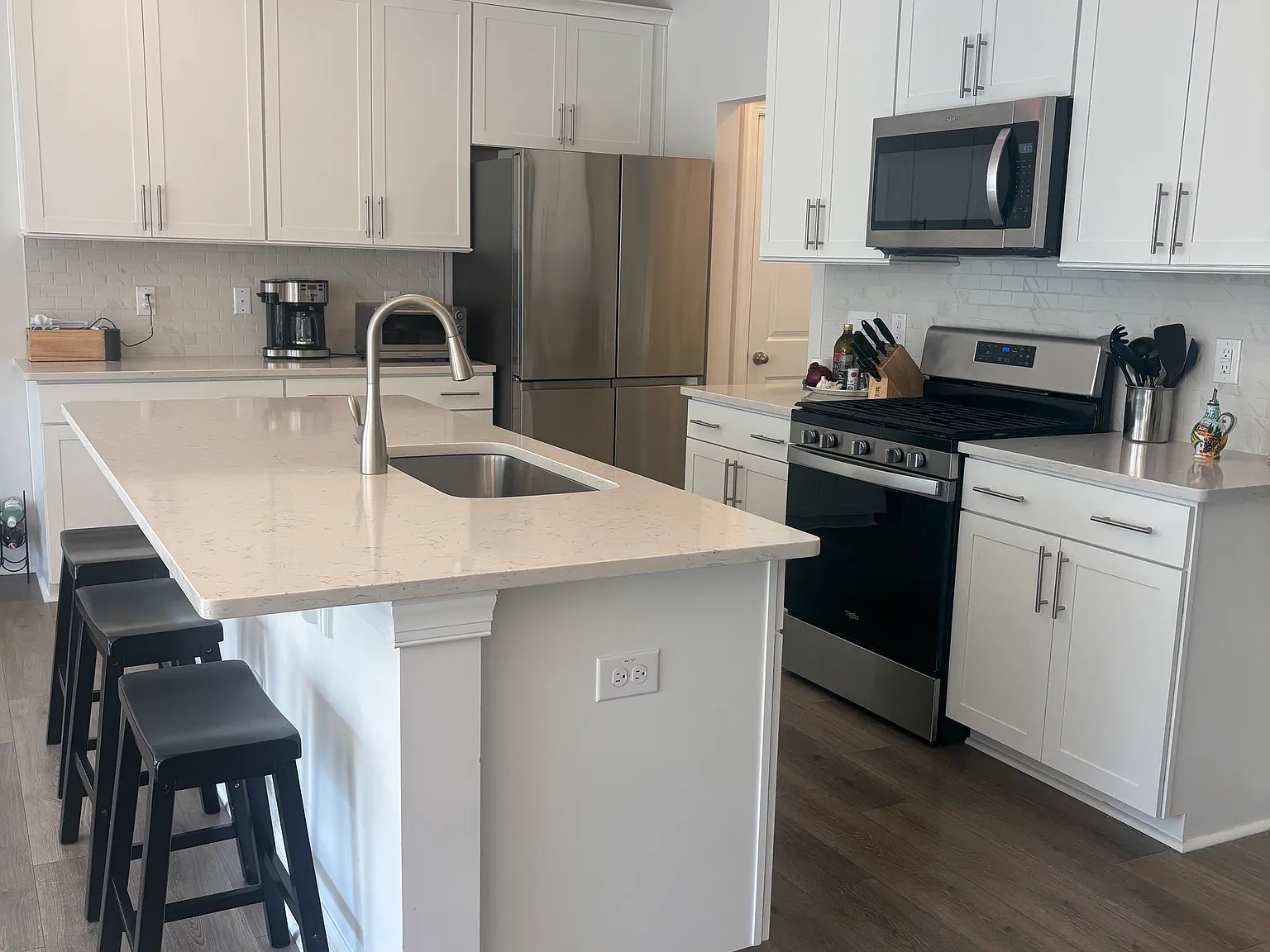 3 bed, 2.5 bath, 1699 sqft, $2,250 — Photo 2