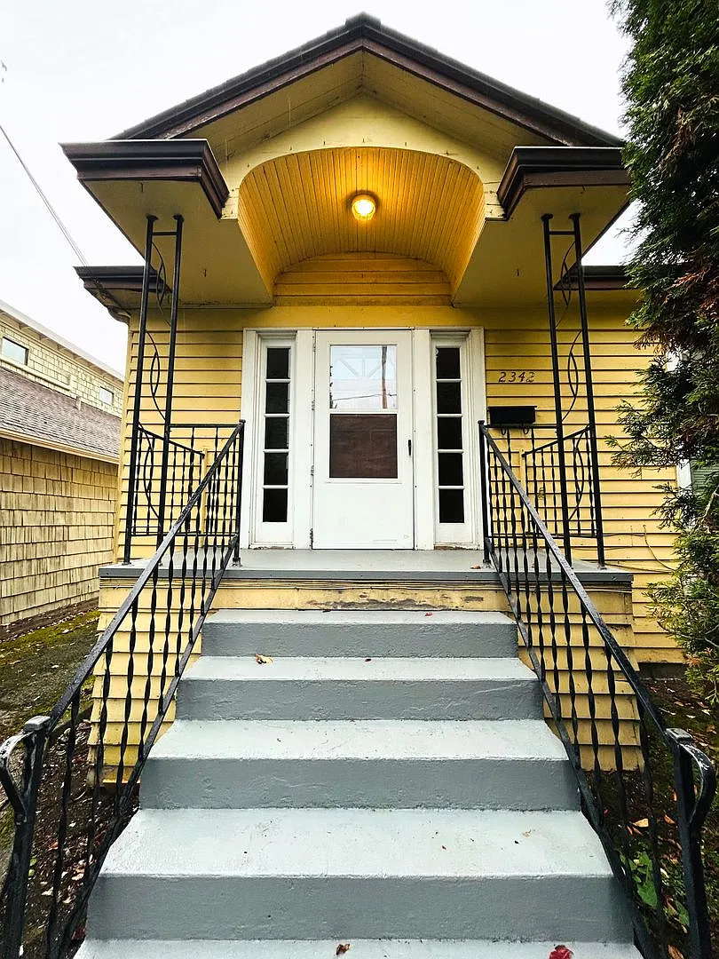 Spacious 5 Bedroom Cape Cod in Greenlake! — Photo 2