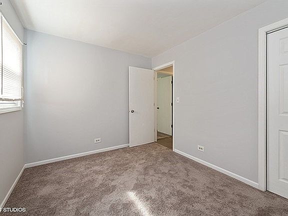 3rd image of 409 W Hawthorne Dr