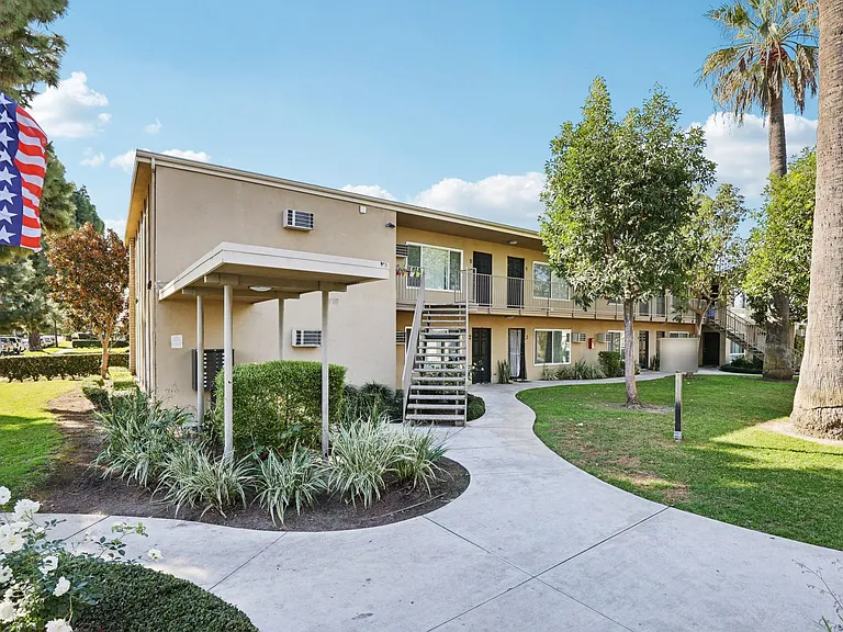 Anaheim Place — Photo 48