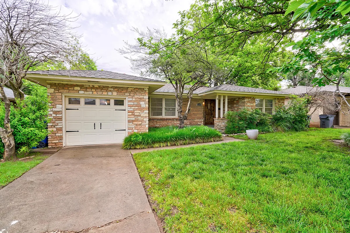 Building Photo - 2233 Ashley Dr