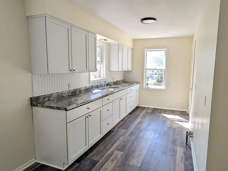 1692 Roberts St — Photo 3