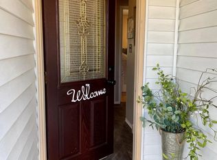 23 Grapevine Rd, Levittown, PA 19057