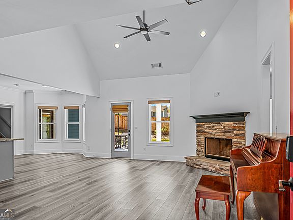 4th image of 15 Spring Cir