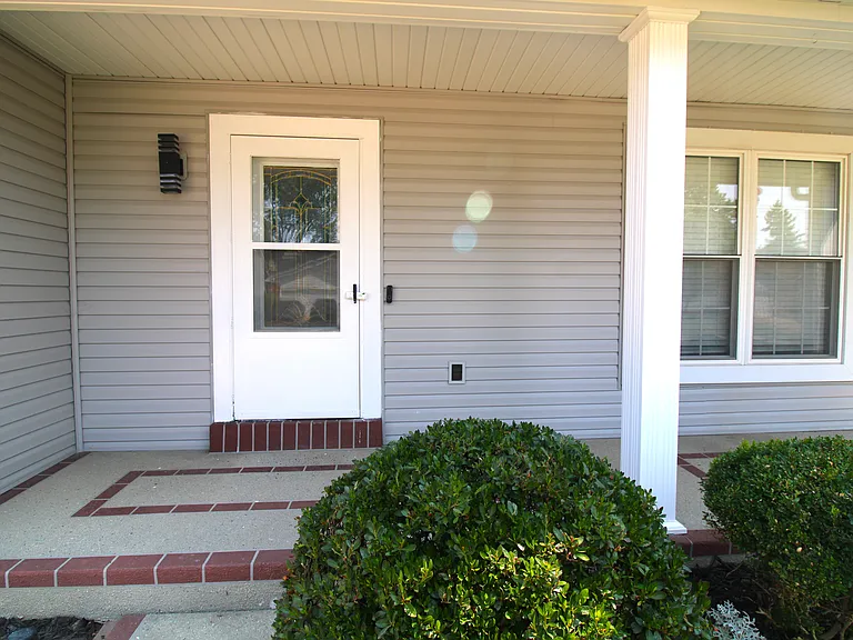 912 Oakwood Farms Ln — Photo 2