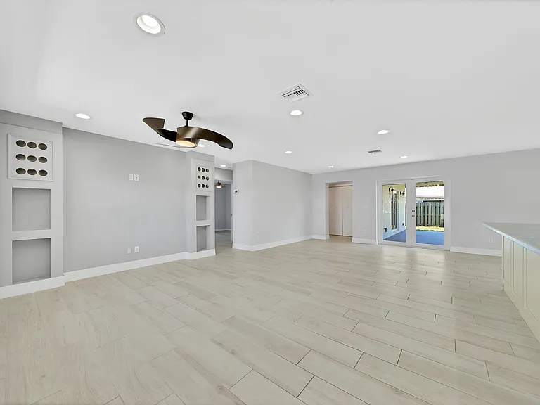 2388 E Edgewater Dr — Photo 3