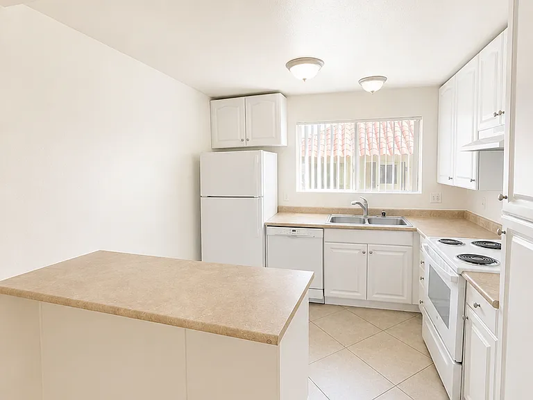 Mira Monte Apartments — Photo 24
