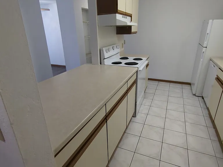 Regency East Apartments — Photo 17