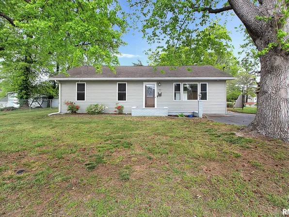 110 California St, Carterville, IL 62918