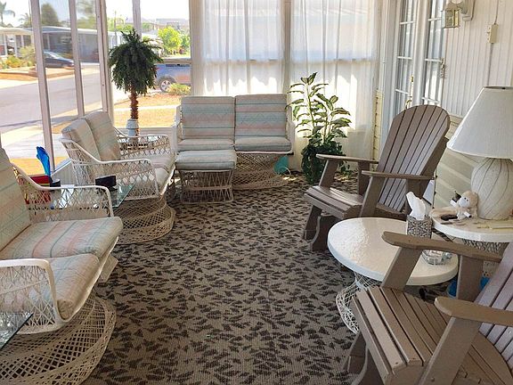 Spacious Screened Lanai