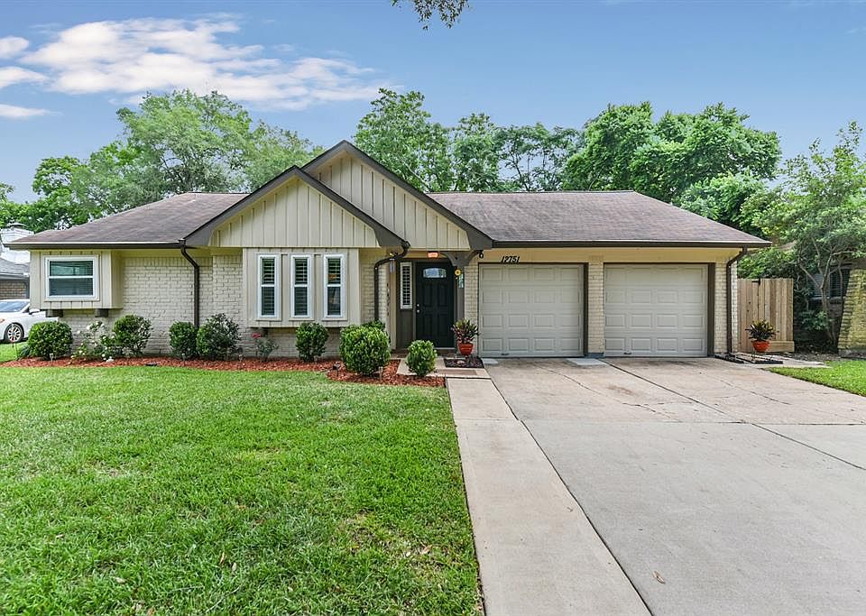 Darling 3 bedroom, 2 bath home located in a great neighborhood with tree lined streets andconvenient to Village School and DalyElementary.