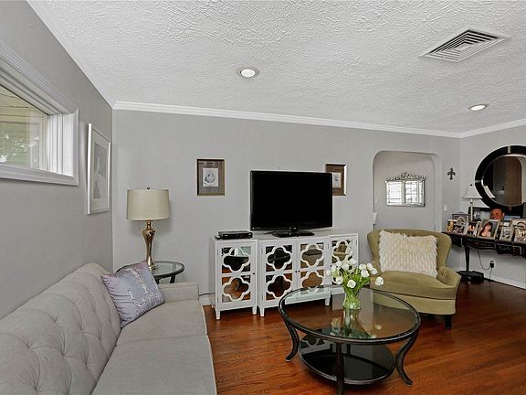 3rd image of 712 Iris St