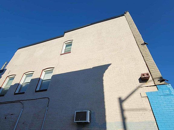 3rd image of 2322 E Monument St