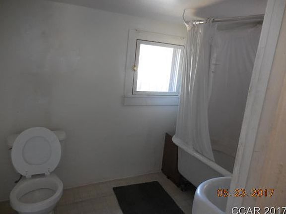 4th image of 271 E Daphne St